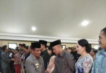 Pejabat dan ASN yang Telibat Paham Radikal akan Dipecat SELAMAT. Bupati Bengkayang Suryadman Gidot memberikan selata kepada pejabat yang baru dilantik di Aula Lantai V, Kantor Bupati Bengkayang, Jalan Guna Baru Trans Rangkang, Jumat (29/6) siang—Kurnadi/RK