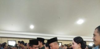 Pejabat dan ASN yang Telibat Paham Radikal akan Dipecat SELAMAT. Bupati Bengkayang Suryadman Gidot memberikan selata kepada pejabat yang baru dilantik di Aula Lantai V, Kantor Bupati Bengkayang, Jalan Guna Baru Trans Rangkang, Jumat (29/6) siang—Kurnadi/RK