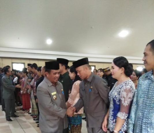 Pejabat dan ASN yang Telibat Paham Radikal akan Dipecat SELAMAT. Bupati Bengkayang Suryadman Gidot memberikan selata kepada pejabat yang baru dilantik di Aula Lantai V, Kantor Bupati Bengkayang, Jalan Guna Baru Trans Rangkang, Jumat (29/6) siang—Kurnadi/RK