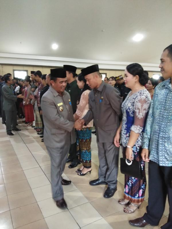 SELAMAT. Bupati Bengkayang Suryadman Gidot memberikan selata kepada pejabat yang baru dilantik di Aula Lantai V, Kantor Bupati Bengkayang, Jalan Guna Baru Trans Rangkang, Jumat (29/6) siang—Kurnadi/RK