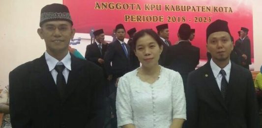 Partisipasi Pemilih di Melawi Mencapai 90,9 Persen Komisioner KPU Melawi. Inilah ketiga komisioner KPU Melawi, Dedi Suparjo (kanan), Wenefrida K Wati (tengah) dan Airin Fitriansyah (kiri). Humas for Rakyat Kalbar