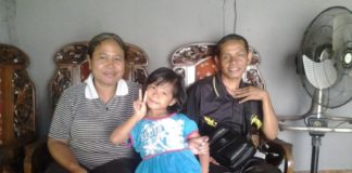 Rumah Terbakar, Rayakan Lebaran Numpang Orangtua KEHILANGAN RUMAH. Ancah beserta istri dan anaknya terpaksa merayakan Idul Fitri di rumah mertuanya di Gang Lembah Murai 4 Jalan Lembah Murai, Pontianak, Rabu (20/6). Rumah mereka sebelumnya tinggal puing akibat terbakar. Bangun Subekti-RK