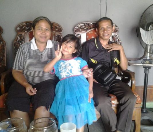 Rumah Terbakar, Rayakan Lebaran Numpang Orangtua KEHILANGAN RUMAH. Ancah beserta istri dan anaknya terpaksa merayakan Idul Fitri di rumah mertuanya di Gang Lembah Murai 4 Jalan Lembah Murai, Pontianak, Rabu (20/6). Rumah mereka sebelumnya tinggal puing akibat terbakar. Bangun Subekti-RK