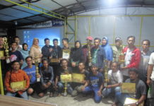 Kelompok Pemuda Ramadhan Juara Pertama Festival Meriam Karbit KELOMPOK MERIAM KARBIT. Perwakilan kelompok meriam karbit yang mendapatkan juara berfoto bersama di salah satu Cafe di Kawasan Kelurahan Banjar Serasan, Pontianak Timur, Sabtu malam (23/6). Maulidi Murni-RK