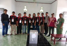 KPPS Gunakan Kostum Sepakbola KOSTUM SEPAKBOLA. KPPS 01 Kayu Tanam, Mandor, Landak menggunakan kostum sepakbola saat pencoblosan, Rabu (27/6). Antonius-RK