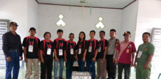 KPPS Gunakan Kostum Sepakbola KOSTUM SEPAKBOLA. KPPS 01 Kayu Tanam, Mandor, Landak menggunakan kostum sepakbola saat pencoblosan, Rabu (27/6). Antonius-RK