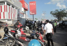 Parkir Liar Depan Transmart Akhirnya Ditertibkan LANGGAR ATURAN. Petugas menertibkan parkir liar di badan jalan depan Transmart Kubu Raya, Selasa (5/5). Maulidi Murni-RK