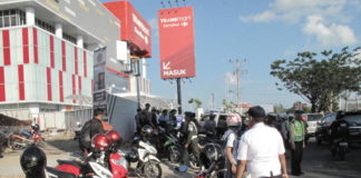 Parkir Liar Depan Transmart Akhirnya Ditertibkan LANGGAR ATURAN. Petugas menertibkan parkir liar di badan jalan depan Transmart Kubu Raya, Selasa (5/5). Maulidi Murni-RK