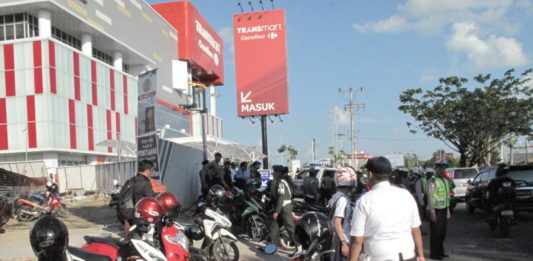 Parkir Liar Depan Transmart Akhirnya Ditertibkan LANGGAR ATURAN. Petugas menertibkan parkir liar di badan jalan depan Transmart Kubu Raya, Selasa (5/5). Maulidi Murni-RK