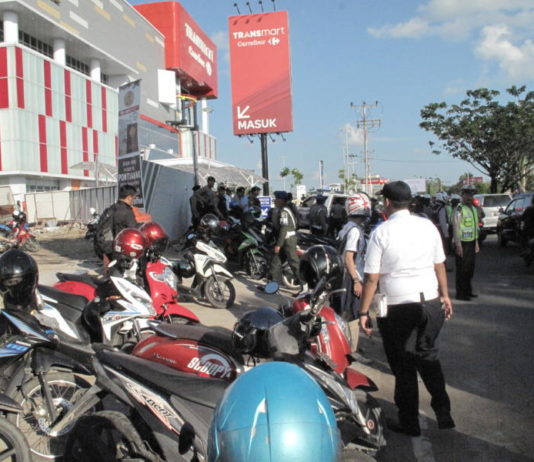 Parkir Liar Depan Transmart Akhirnya Ditertibkan LANGGAR ATURAN. Petugas menertibkan parkir liar di badan jalan depan Transmart Kubu Raya, Selasa (5/5). Maulidi Murni-RK