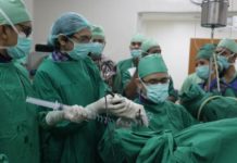 Hilangkan Batu Ginjal Pakai Laser, Tak Perlu Iris Pasien LASER TERKUAT: Dokter Boyke dan tim sudah mengerjakan ratusan tindakan RIRS di RSUD AWS, Samarinda. Beberapa waktu lalu dia juga menjadi mentor dalam workshop yang dihadiri spesialis urologi se-Jawa Tengah di RSUD Prof Dr Margono Soekarjo, Purwokerto.dr boyke for kaltim post