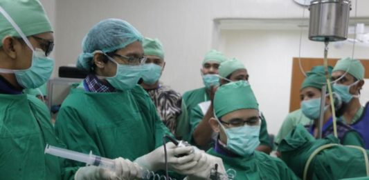 Hilangkan Batu Ginjal Pakai Laser, Tak Perlu Iris Pasien LASER TERKUAT: Dokter Boyke dan tim sudah mengerjakan ratusan tindakan RIRS di RSUD AWS, Samarinda. Beberapa waktu lalu dia juga menjadi mentor dalam workshop yang dihadiri spesialis urologi se-Jawa Tengah di RSUD Prof Dr Margono Soekarjo, Purwokerto.dr boyke for kaltim post