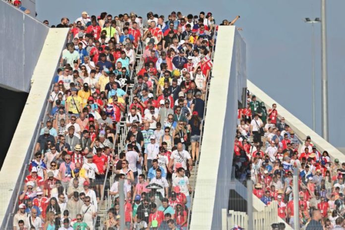 Para penonton Inggris vs Panama keluar dari Stadion Nizhny Novgorod, Rusia, Minggu (24/6).