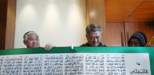 Pengusaha Malaysia Sumbangkan Mushaf Sulaman Pertama untuk Indonesia