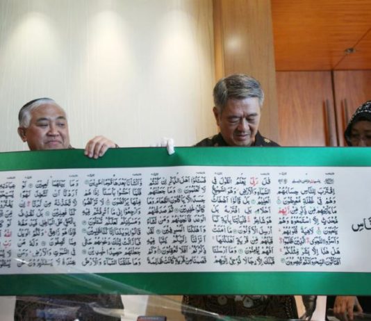 Pengusaha Malaysia Sumbangkan Mushaf Sulaman Pertama untuk Indonesia