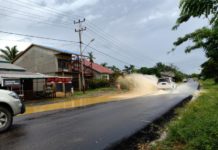 BPBD-PK Waspada Banjir Bandang MUNCRAT. Hujan lebat menyebabkan genangan air di Jalan Sekadau-Sintang KM 6,5. Genangan air tersebut muncrat saat kendaraan melintas, Minggu pagi (24/6). Abdu Syukri