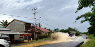 BPBD-PK Waspada Banjir Bandang MUNCRAT. Hujan lebat menyebabkan genangan air di Jalan Sekadau-Sintang KM 6,5. Genangan air tersebut muncrat saat kendaraan melintas, Minggu pagi (24/6). Abdu Syukri