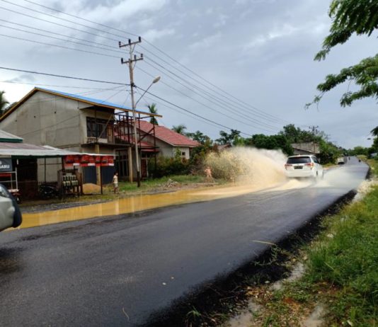BPBD-PK Waspada Banjir Bandang MUNCRAT. Hujan lebat menyebabkan genangan air di Jalan Sekadau-Sintang KM 6,5. Genangan air tersebut muncrat saat kendaraan melintas, Minggu pagi (24/6). Abdu Syukri
