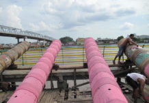 ‘Perang’ Kian Dekat, Pinggir Kapuas Siagakan 295 Meriam NGECAT MERIAM. Beberapa orang sedang melakukan pengecatan dasar meriam sebelum diberi warna utama dan motif, Minggu (10/6). Maulidi Murni-RK