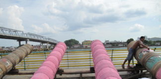 ‘Perang’ Kian Dekat, Pinggir Kapuas Siagakan 295 Meriam NGECAT MERIAM. Beberapa orang sedang melakukan pengecatan dasar meriam sebelum diberi warna utama dan motif, Minggu (10/6). Maulidi Murni-RK