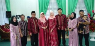 Gara-gara Pilkada, Silaturahmi Jangan Terputus OPEN HOUSE. Mahmudah ketika menggelar open house Idul Fitri di kediaman jabatan Wali Kota Pontianak di Jalan Abdurrahman Saleh, Jumat (15/5). Humas Pemkot for RK