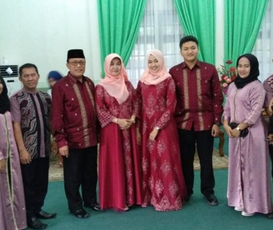 Gara-gara Pilkada, Silaturahmi Jangan Terputus OPEN HOUSE. Mahmudah ketika menggelar open house Idul Fitri di kediaman jabatan Wali Kota Pontianak di Jalan Abdurrahman Saleh, Jumat (15/5). Humas Pemkot for RK