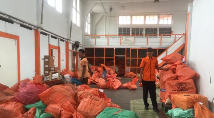 Pengiriman Barang Meningkat 70 Persen PAKET. Paket pengiriman yang tersimpan KSD PT Posindo Pontianak, Rabu (27/6). Nova Sari-RK