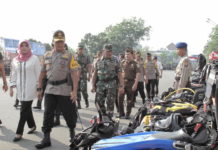 Operasi Ketupat Kapuas Selama 18 Hari PERIKSA. Irjen Pol Didi Haryono didampingi Mahmudah memeriksa pasukan dan peralatan saat apel gelar pasukan Operasi Ketupat Kapuas 2018 di Jalan Rahadi Oesman, Pontianak, Rabu (6/6). Maulidi Murni-RK