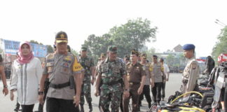 Operasi Ketupat Kapuas Selama 18 Hari PERIKSA. Irjen Pol Didi Haryono didampingi Mahmudah memeriksa pasukan dan peralatan saat apel gelar pasukan Operasi Ketupat Kapuas 2018 di Jalan Rahadi Oesman, Pontianak, Rabu (6/6). Maulidi Murni-RK
