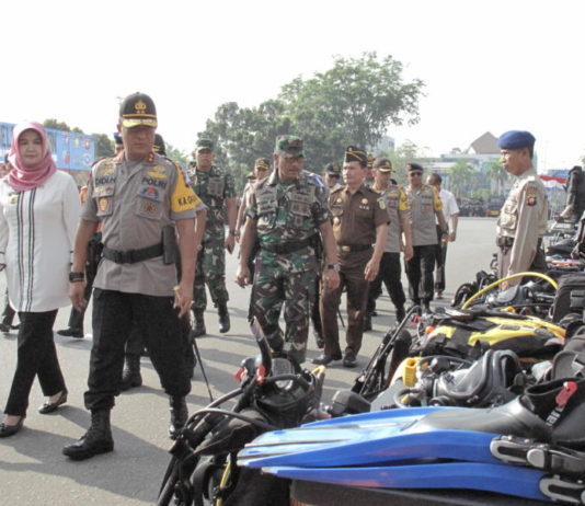 Operasi Ketupat Kapuas Selama 18 Hari PERIKSA. Irjen Pol Didi Haryono didampingi Mahmudah memeriksa pasukan dan peralatan saat apel gelar pasukan Operasi Ketupat Kapuas 2018 di Jalan Rahadi Oesman, Pontianak, Rabu (6/6). Maulidi Murni-RK