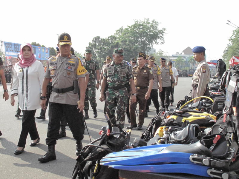 PERIKSA. Irjen Pol Didi Haryono didampingi Mahmudah memeriksa pasukan dan peralatan saat apel gelar pasukan Operasi Ketupat Kapuas 2018 di Jalan Rahadi Oesman, Pontianak, Rabu (6/6). Maulidi Murni-RK