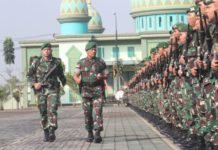 Yonif 123/Rajawali Gagalkan Penyeludupan 11,1 Gram Sabu PERIKSA PASUKAN. Pangdam XII/Tpr Mayjen TNI Achmad Supriyadi memeriksa pasukan saat upacara pelepasan pasukan Satgas Pamtas Yonif 123/Rajawali di lapangan Makodam, Sabtu (2/6). Pendam XII/Tpr for RK