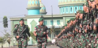 Yonif 123/Rajawali Gagalkan Penyeludupan 11,1 Gram Sabu PERIKSA PASUKAN. Pangdam XII/Tpr Mayjen TNI Achmad Supriyadi memeriksa pasukan saat upacara pelepasan pasukan Satgas Pamtas Yonif 123/Rajawali di lapangan Makodam, Sabtu (2/6). Pendam XII/Tpr for RK