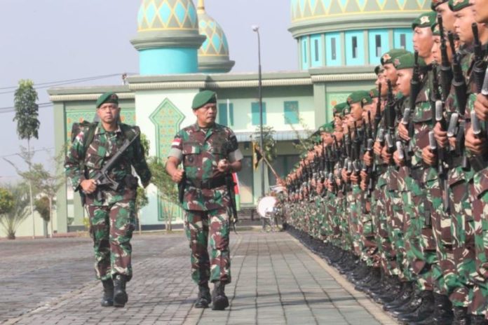 PERIKSA PASUKAN. Pangdam XII/Tpr Mayjen TNI Achmad Supriyadi memeriksa pasukan saat upacara pelepasan pasukan Satgas Pamtas Yonif 123/Rajawali di lapangan Makodam, Sabtu (2/6). Pendam XII/Tpr for RK