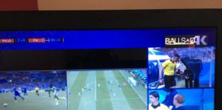 V A R KOTAK. Penggunaan VAR saat pertandingan World Cup Nigeria versus Islandia, ketika pemain Islandia dijegal oleh pemain Nigeria di kotak 12 pas. Joko Intarto