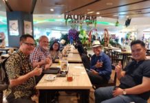 Nihi Sumba DI NGURAH RAI. Bobby (kanan) di depan bapaknya dan Abraham di Ngurah Rai. Dahlan Iskan Photo