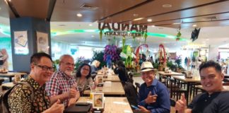 Nihi Sumba DI NGURAH RAI. Bobby (kanan) di depan bapaknya dan Abraham di Ngurah Rai. Dahlan Iskan Photo