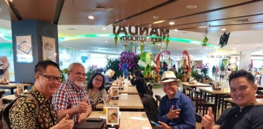 Nihi Sumba DI NGURAH RAI. Bobby (kanan) di depan bapaknya dan Abraham di Ngurah Rai. Dahlan Iskan Photo