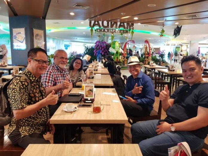 DI NGURAH RAI. Bobby (kanan) di depan bapaknya dan Abraham di Ngurah Rai. Dahlan Iskan Photo