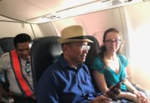 Menuju Nihi Sumba BERSAMA AHLI GEOLOGI. Sepesawat dengan ahli geologi asal Prancis, Christine Authemayou, ketika menuju Tambulaka. Dahlan Iskan photo