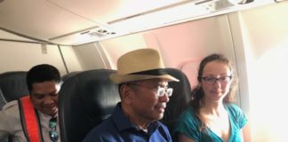 Menuju Nihi Sumba BERSAMA AHLI GEOLOGI. Sepesawat dengan ahli geologi asal Prancis, Christine Authemayou, ketika menuju Tambulaka. Dahlan Iskan photo