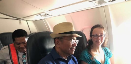 Menuju Nihi Sumba BERSAMA AHLI GEOLOGI. Sepesawat dengan ahli geologi asal Prancis, Christine Authemayou, ketika menuju Tambulaka. Dahlan Iskan photo