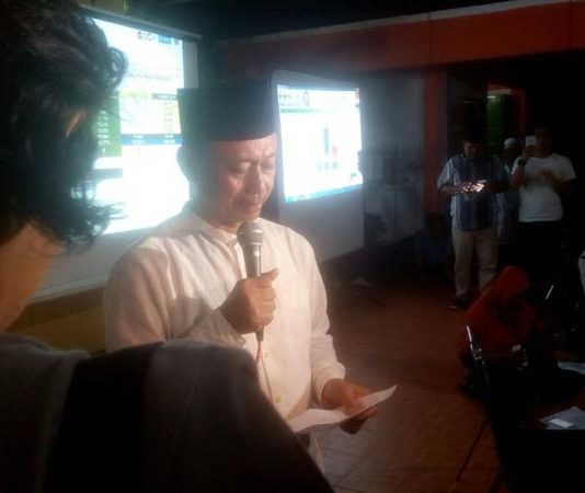 Edi Kamtono Nyatakan Kemenangannya PIDATO KEMENANGAN. Edi Rusdi Kamtono memberikan pidato kemenangannya di Gang Casa Paris Jalan Parit H Huzin 2, Pontianak, Rabu (27/6) malam. Gusnadi-RK