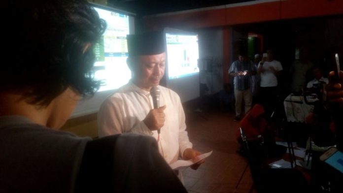 PIDATO KEMENANGAN. Edi Rusdi Kamtono memberikan pidato kemenangannya di Gang Casa Paris Jalan Parit H Huzin 2, Pontianak, Rabu (27/6) malam. Gusnadi-RK