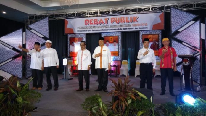 PILKADA KUBU RAYA. Suasana debat kandidat Bupati-Wakil Bupati Kubu Raya yang berlangsung di Gardenia Resort, Rabu (20/6). Syamsul Arifin-RK