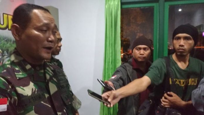 WAWANCARA. Kapendam Letnan Kolonel Infanteri Aulia Fahmi Dalimunthe saat diwawancarai sejumlah wartawan di Media Center Kodam XII/Tpr, Jalan Tengku Umar, Sabtu (9/6) malam--Ocsya Ade CP