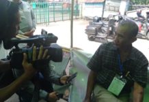 Mau Ngopi, Anggota Linmas Sungai Jawi Malah Minum Tinta MINUM TINTA. Mustafa, anggota Linmas di TPS 01, Kelurahan Sungai Jawi Luar, Kecamatan Pontianak Barat yang tak sengaja meminum tinta sidik jari pemilihan saat diwawancarai sejumlah wartawan, Rabu (27/6)—Ocsya Ade CP