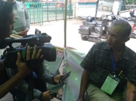 Mau Ngopi, Anggota Linmas Sungai Jawi Malah Minum Tinta MINUM TINTA. Mustafa, anggota Linmas di TPS 01, Kelurahan Sungai Jawi Luar, Kecamatan Pontianak Barat yang tak sengaja meminum tinta sidik jari pemilihan saat diwawancarai sejumlah wartawan, Rabu (27/6)—Ocsya Ade CP