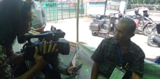 Mau Ngopi, Anggota Linmas Sungai Jawi Malah Minum Tinta MINUM TINTA. Mustafa, anggota Linmas di TPS 01, Kelurahan Sungai Jawi Luar, Kecamatan Pontianak Barat yang tak sengaja meminum tinta sidik jari pemilihan saat diwawancarai sejumlah wartawan, Rabu (27/6)—Ocsya Ade CP