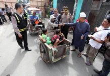 Zakat Fitrah Bisa Disalurkan Melalui UPZ BERKAH ZAKAT. Ribuan penarik becak di Kota Makassar menikmati berkah zakat, Senin (28/5). Mereka antre di Jalan Mairo Makassar untuk mendapatkan pembagian zakat. Zakat sungguh bermakna. Nurhadi-Fajar